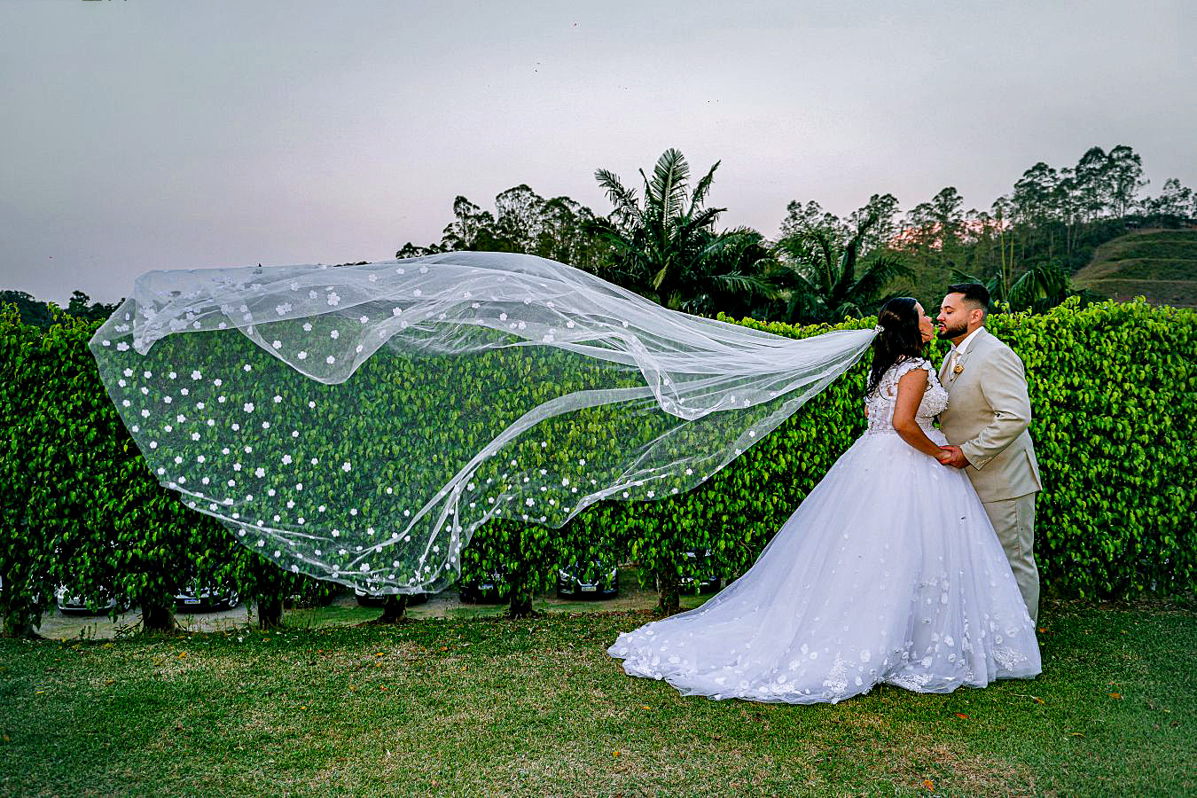Noivos em ensaio durante casamento